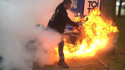 Un idiot met le feu à sa moto pendant un burn