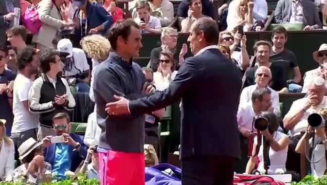 Roland-Garros Roger Federer repousse un intrus venu faire un selfie sur le terrain