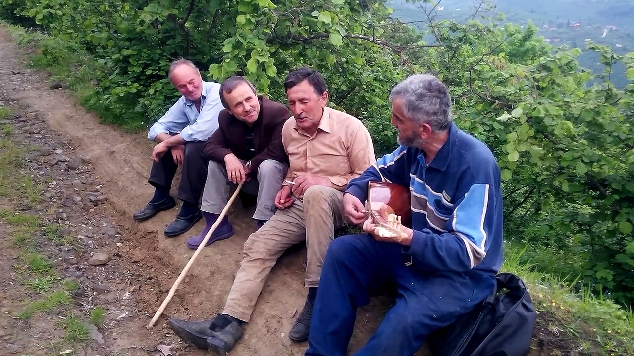 celal dayının imdat, ürüşanın necatinin muhsin,selim dayının fevzi ie sanduç başında yola oturduk çaldık söyledik.