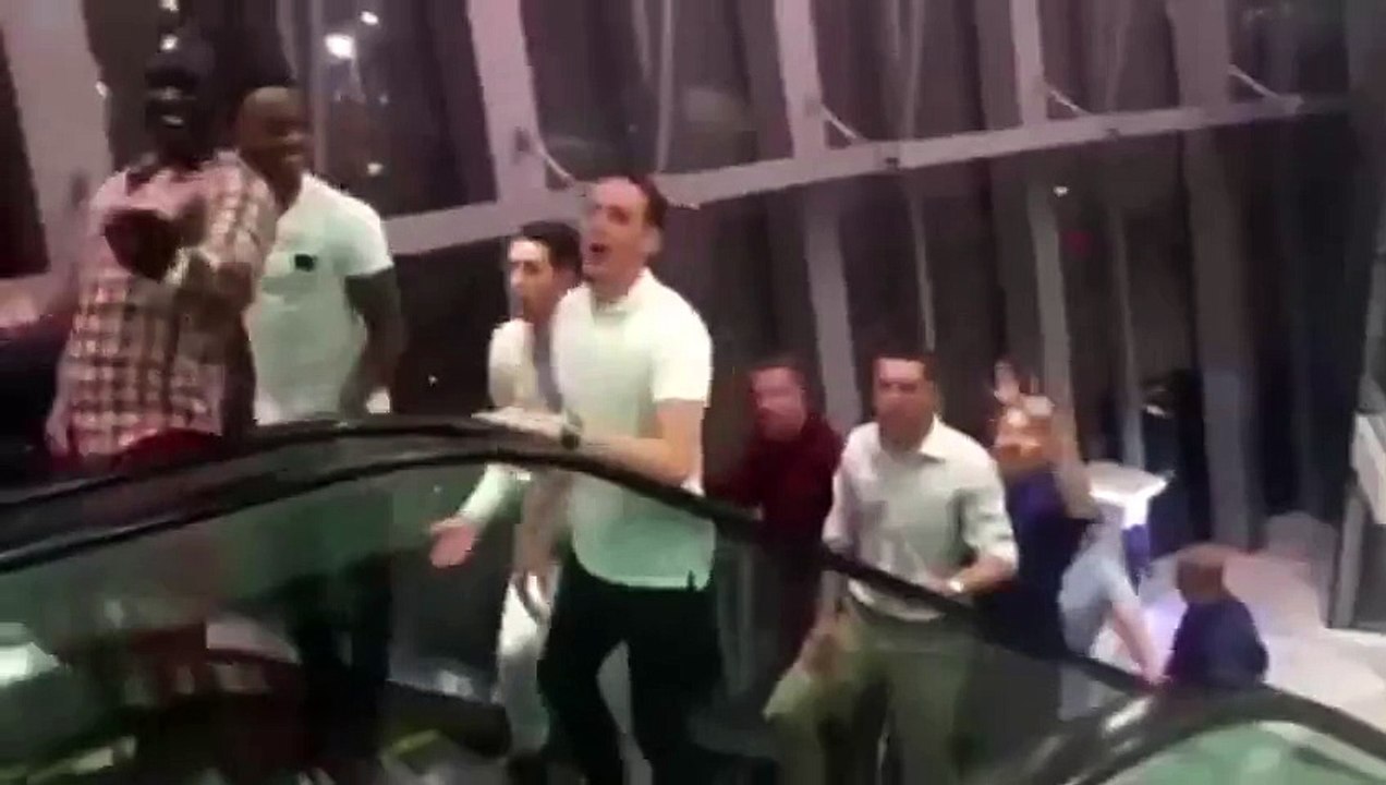 Steven Gerrard et ses coéquipiers de Liverpool interprètent la chanson de Kolo et Yaya Touré à Dubai