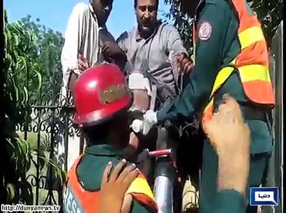 Dunya News- Sahiwal- Wanted criminal gets iron rod pass through leg while attempting to flee.