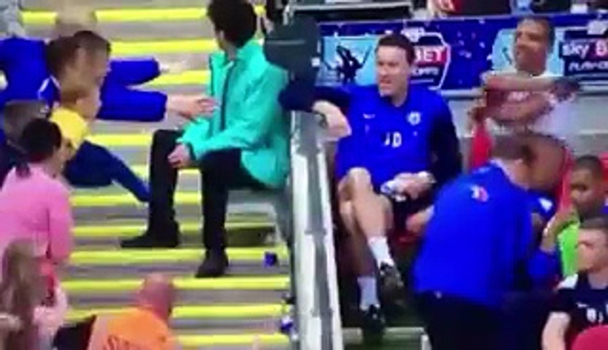 Angleterre : elle arrache le maillot des mains d’un enfant !