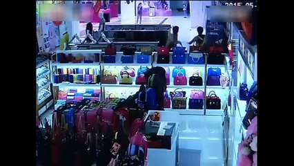 Cet enfant de 2 ans chute du haut de l'escalator