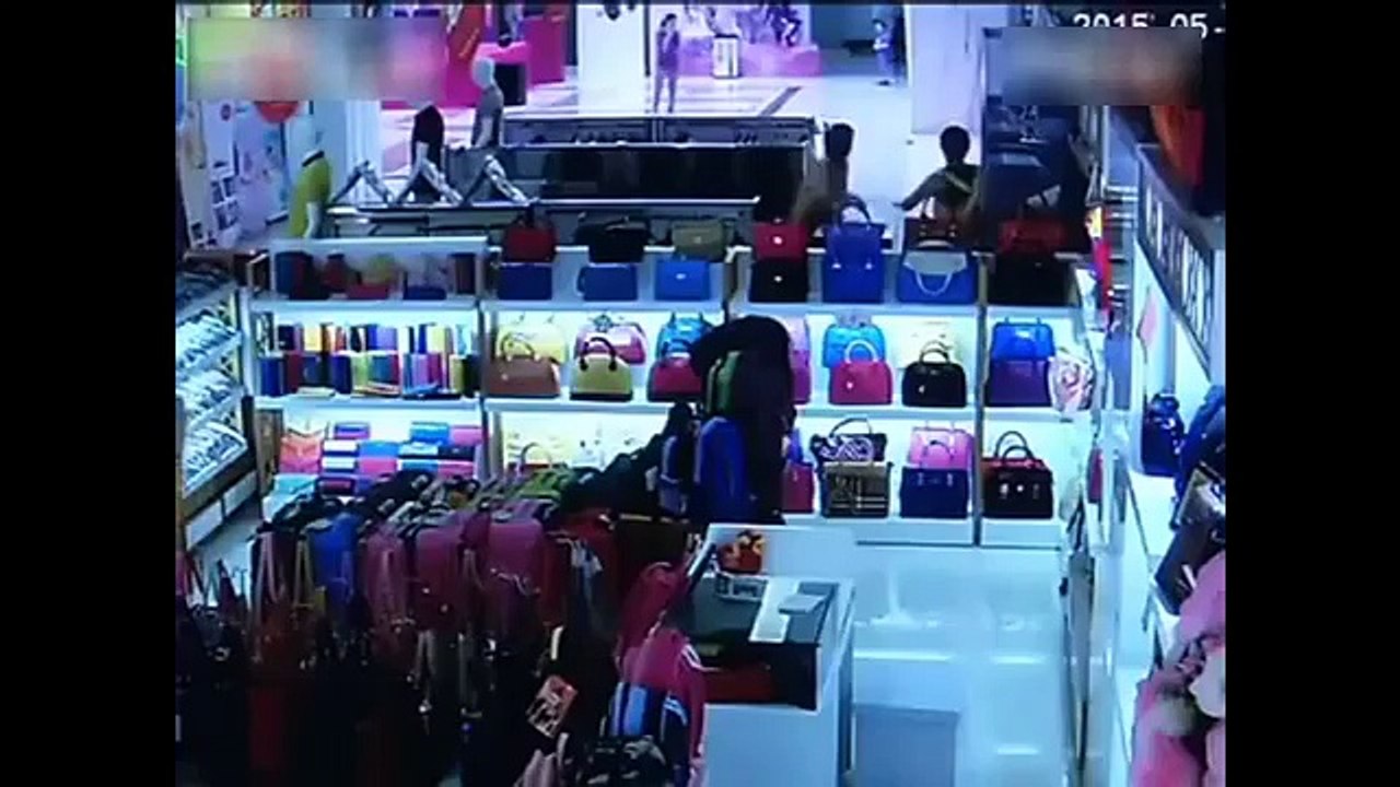 Cet enfant de 2 ans chute du haut de l'escalator