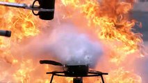 La réaction de l'huile en feu au contact de l'eau en SlowMotion