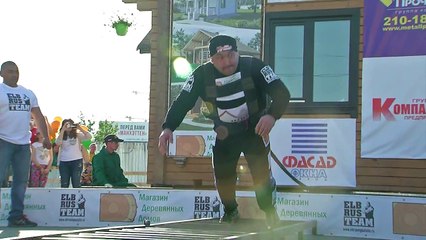 Forzudo ruso arrastra ¡casa de dos pisos!