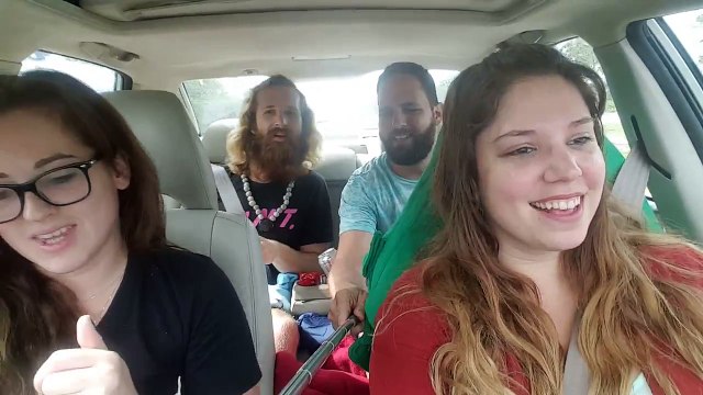 Van cantando en el coche y explota una rueda