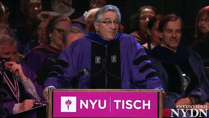 Robert De Niro félicite de jeunes artistes