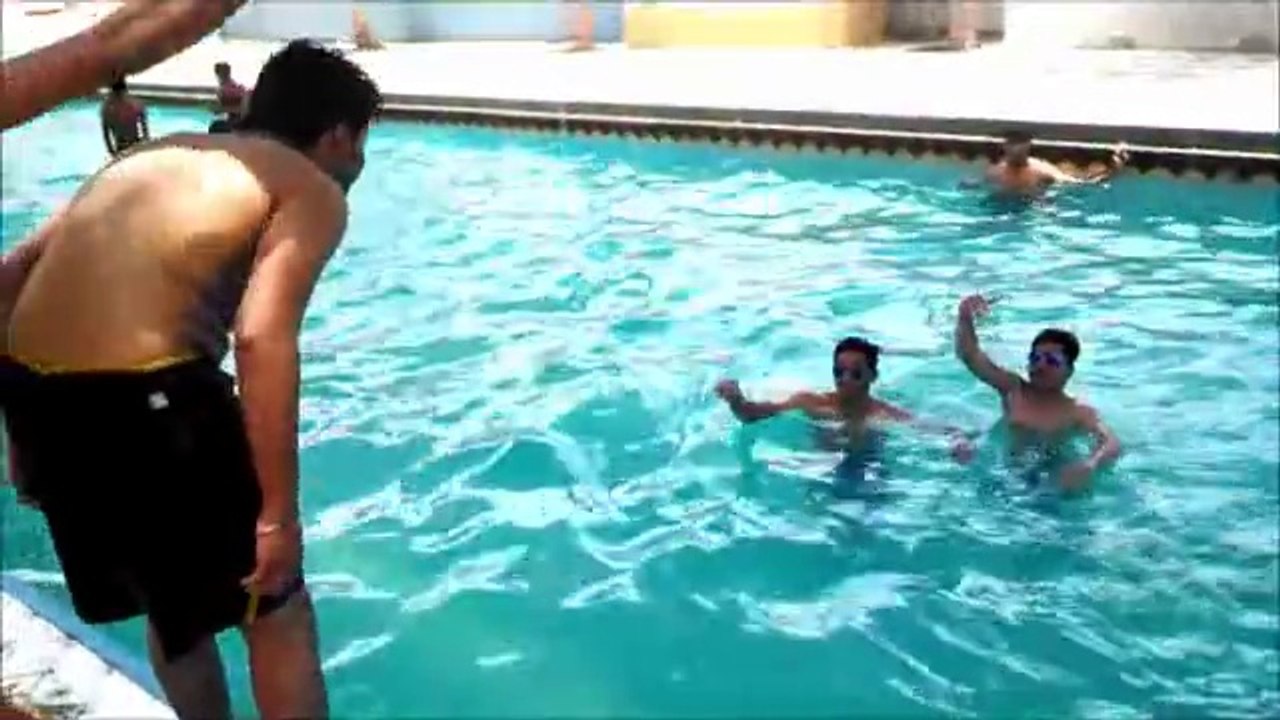 Swimming pool prank, how's it ?