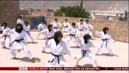 ＢＢＣ。カラテ・キッズ & ハザラ・パーカー in パキスタン