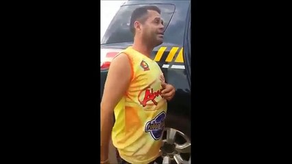 Bêbado confunde bafômetro com microfone