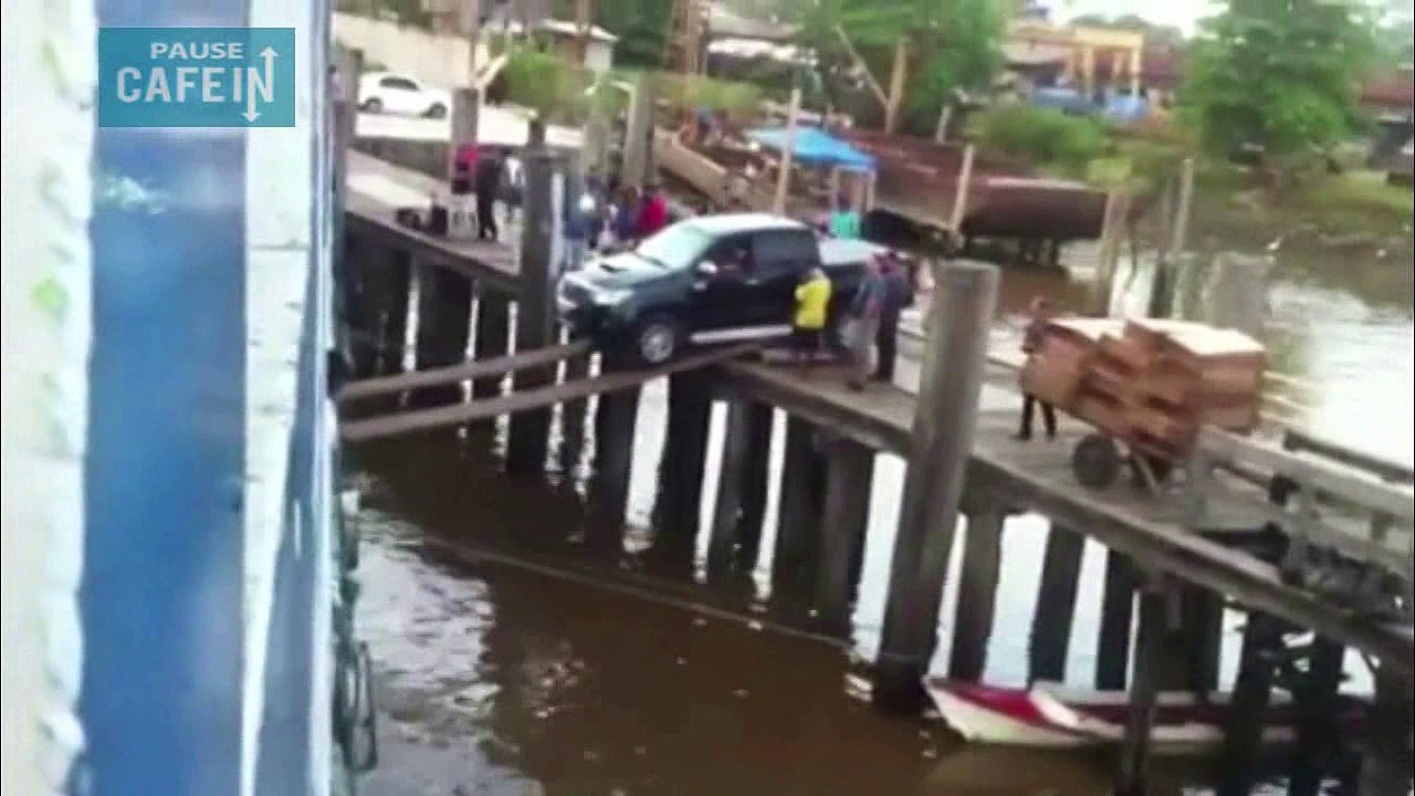 Quand un SUV embarque sur ce bateau grâce à 2 planches de bois