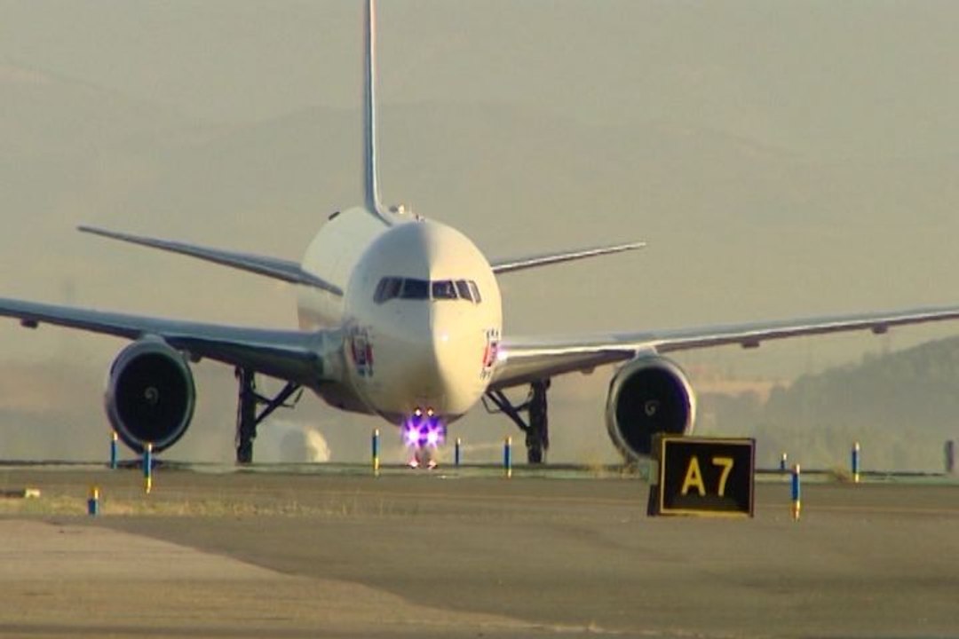 Controladores aéreos convocan paros en junio