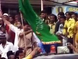 indian Muslim Hoisting Islamic Flag In Maharashtra Infront Of Hindu Extremist