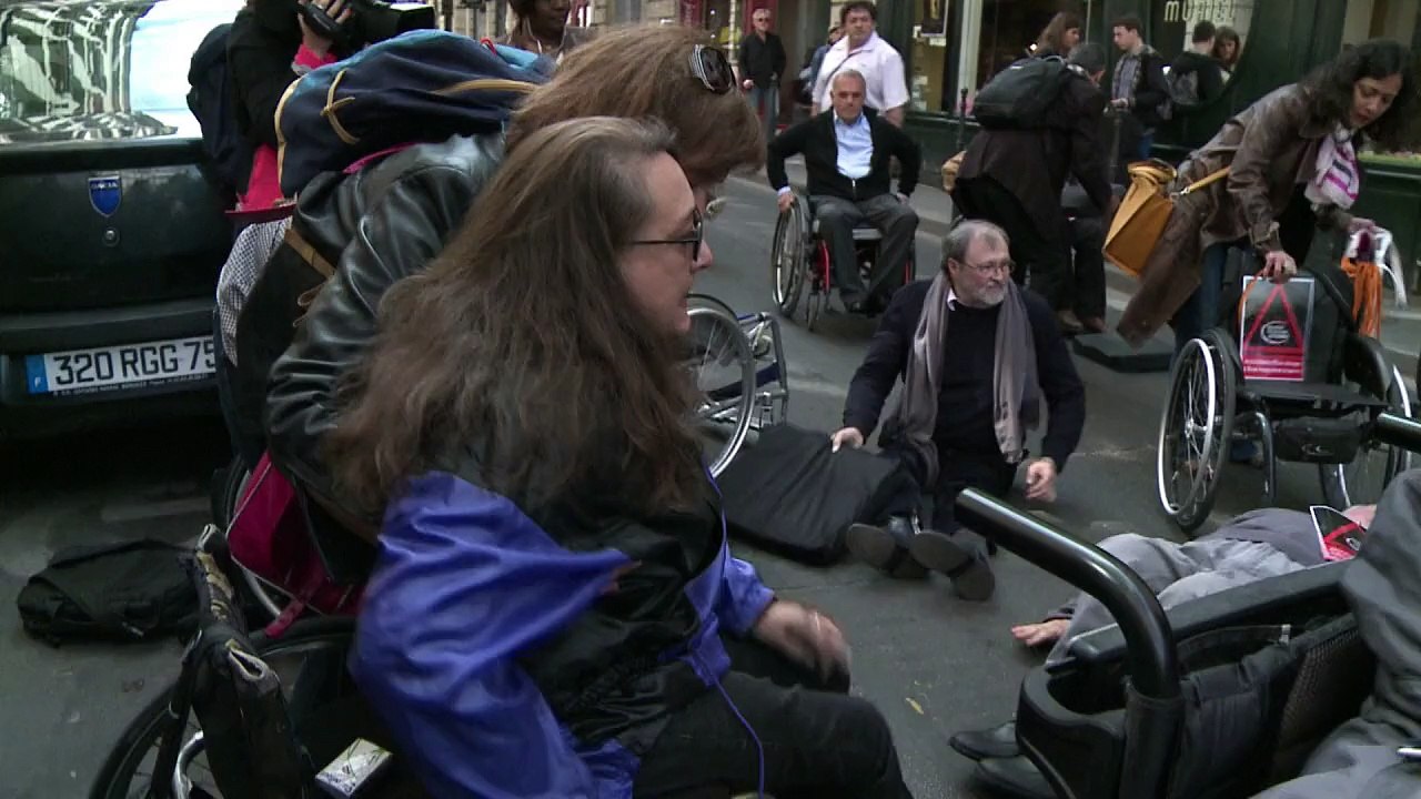 Paris: des handicapés "à terre" contre le manque d'accessibilité