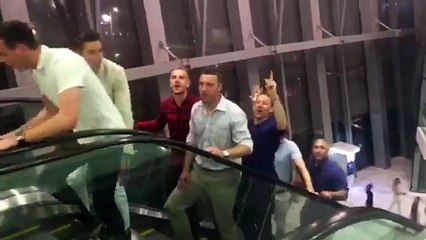 لاعبي ليفربول يحتفلون بتمديد عقد يايا توريه