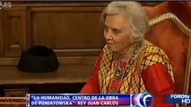 Elena Poniatowska recibe Premio Cervantes 23 abril 2014 Rey de España le besa la mano