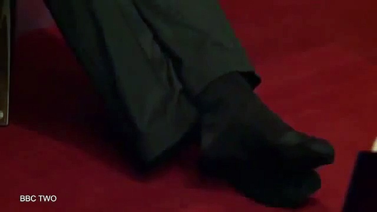 Ronnie O'Sullivan Goes SHOELESS in World Championship Tie (VIDEO)