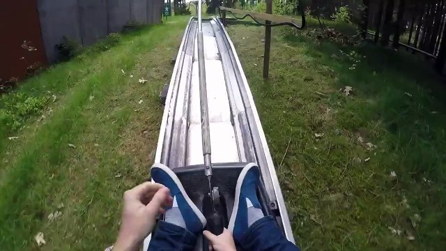Surprise lors d'une descente en luge d'été