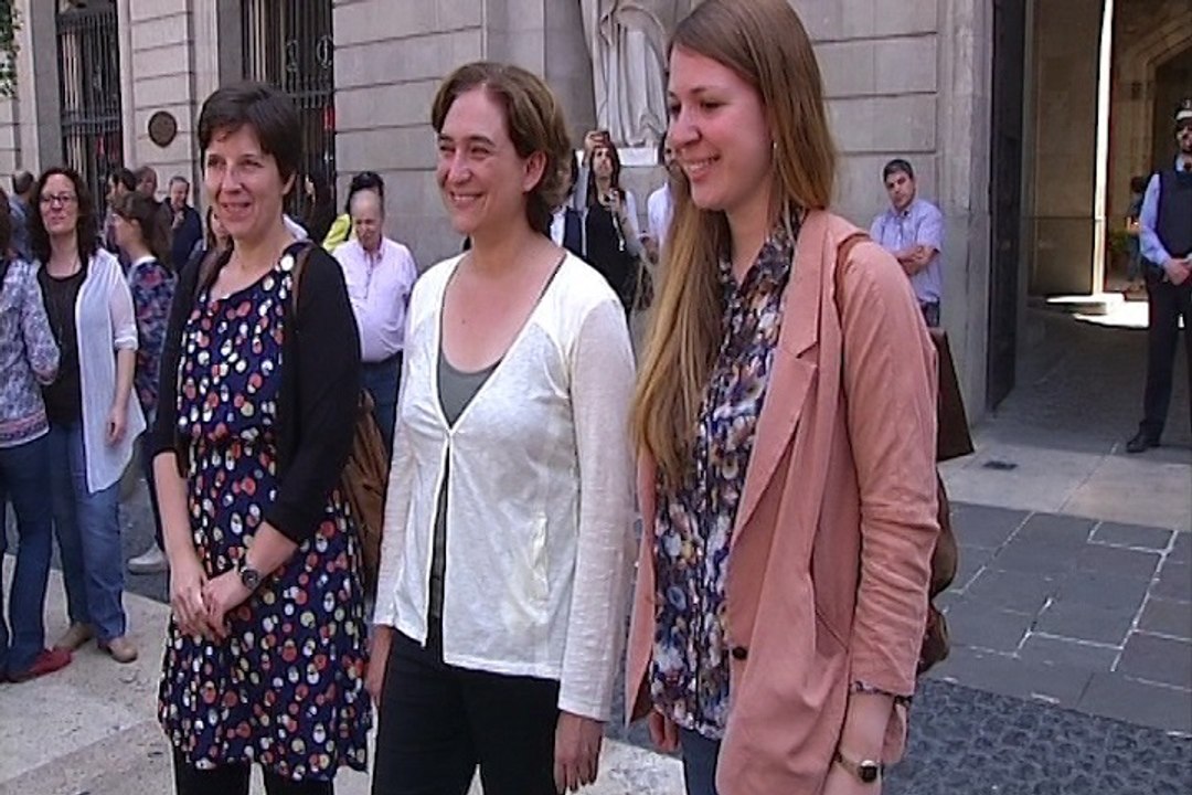 Colau critica que se firmen contratos no urgentes