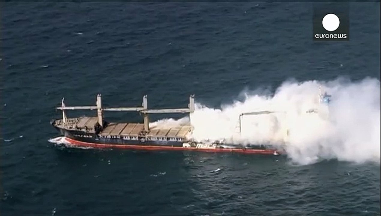 Frachter 'Purple Beach' raucht weiter vor Helgoland