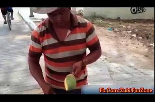 مزیدار اور میٹھے میٹھے آم کھانے کا موسم آگیا ھے ھمارے ہاں صدیوں پرانے طریقہ سے ہی آم کھائے جاتے ھیں ھماری ایک فرینڈ نےفلپائن سےآم کو پھول بناکر کھانے کاطریقہ بھیجا ھے پھول کھائیں یا آم واہ رے واہ ۔ شئیر لازمی کریں