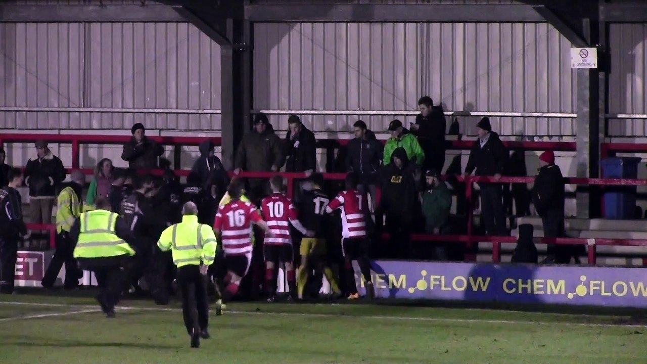 Un gardien de but quitte ses cages pour aller se battre avec les supporters