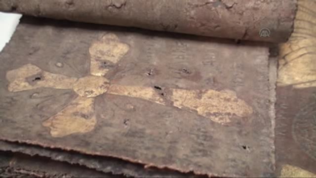 Hz. Meryem ile Hz. İsa Figürleri Olan Ceylan Derisi Kitap Bulundu