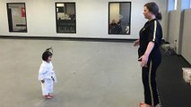 Une Fillette de 3 ans dans un cour de Taekwondo