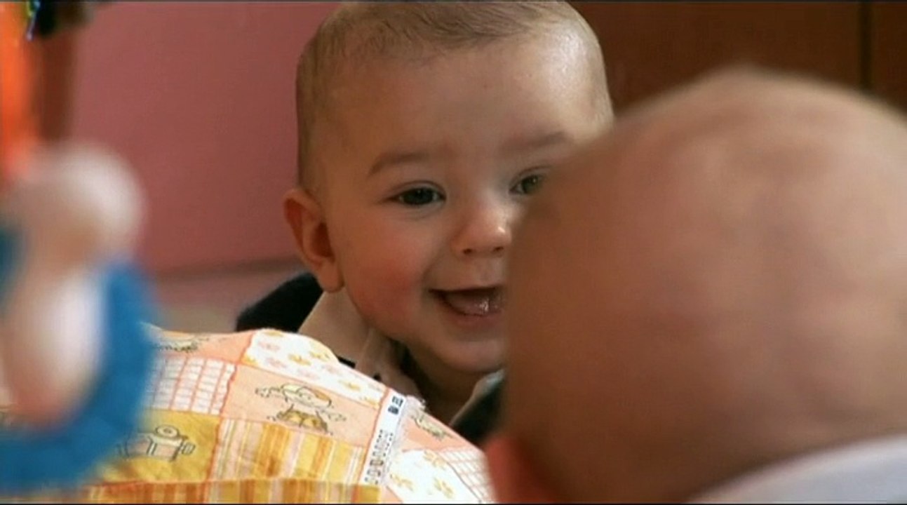 TEASER A QUEL AGE BEBE A-T-IL CONSCIENCE DE SON CORPS - MIROIR