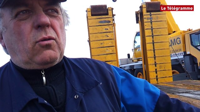 Gâvres (56). Enlèvement de l'avion stationné sur la plage