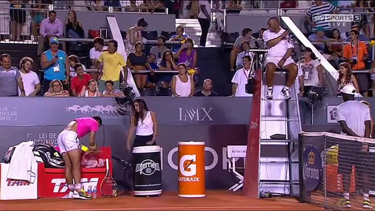 Nadal change son short sur le court Rio Open QF 2015