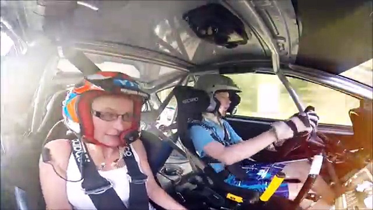 Ce jeune prodige du rallye emmène sa mère en ballade : elle va avoir la peur de sa vie !