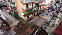 Soudain un énorme trou béant dans une rue de Naples