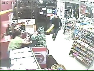 Un handicapé en fauteuil sauve une femme qui se fait agresser