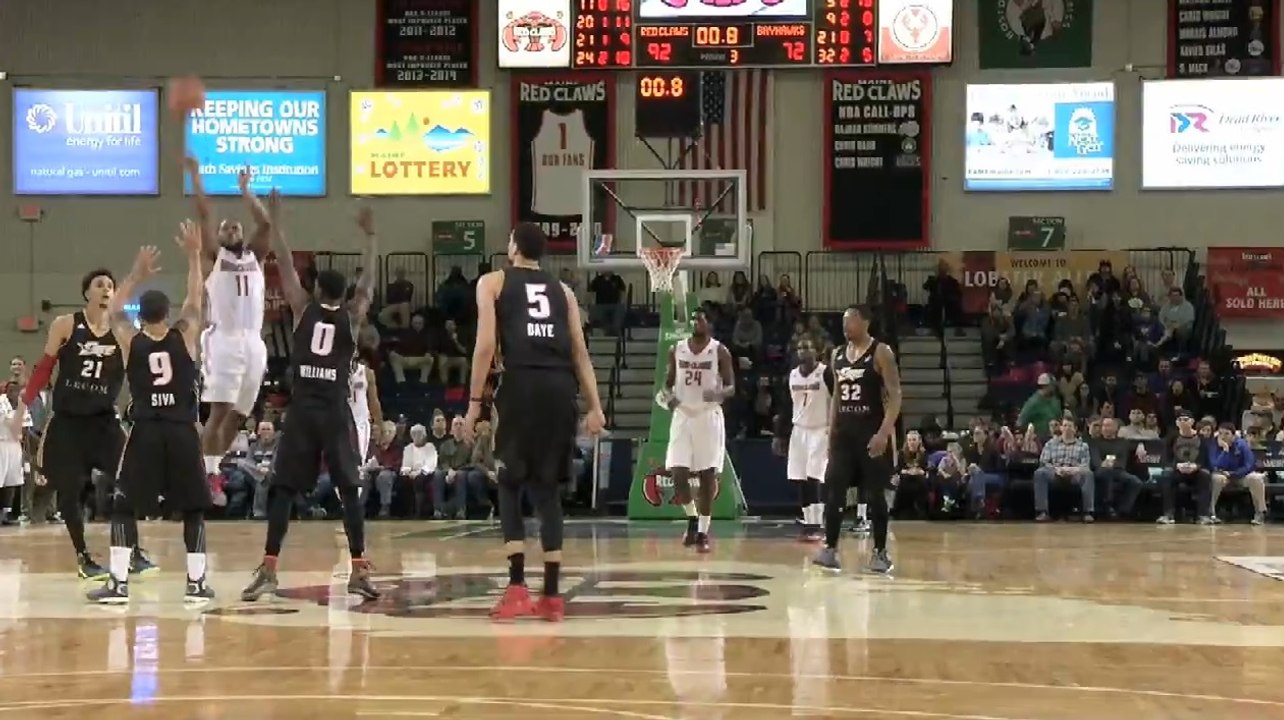 Andre Stringer marque deux tirs du milieu du terrain dans le même match