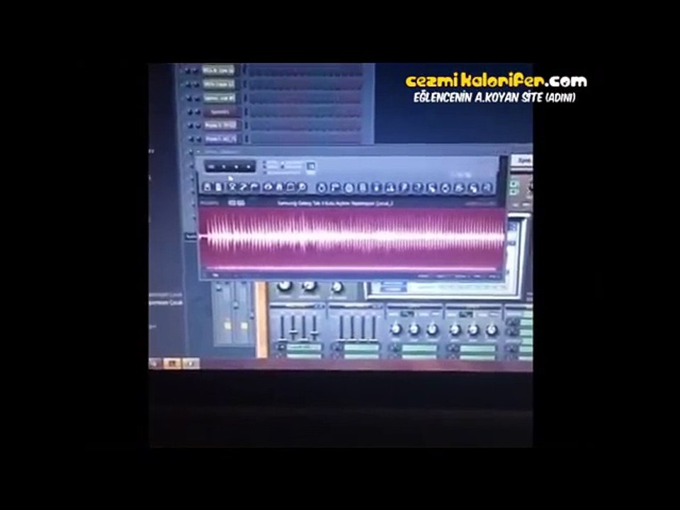 Tablet Kutu Açılımı Yapan Çocuğun Sesinden Şarkı...