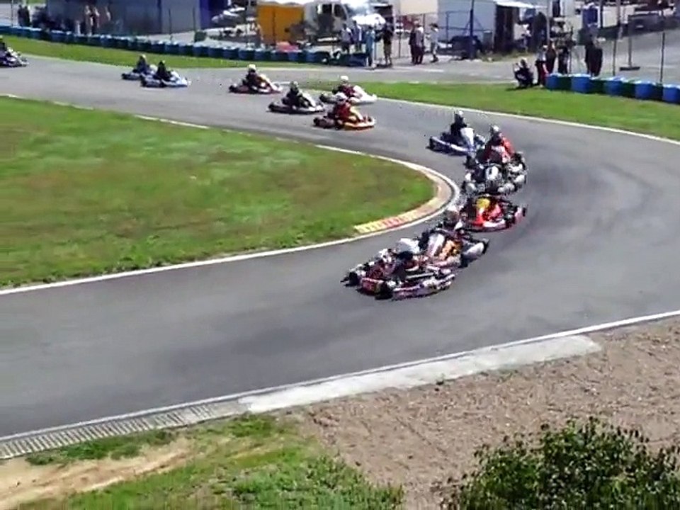 Départ de la préfinale rotax max de la course de club d'autoreille le 21_08_2010 (480p)