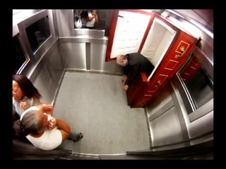 Inédita! Caixão e morto causam pânico em elevador