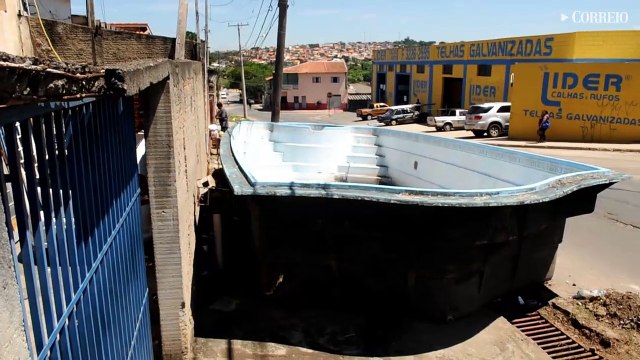 Piscina no meio da calçada intriga moradores