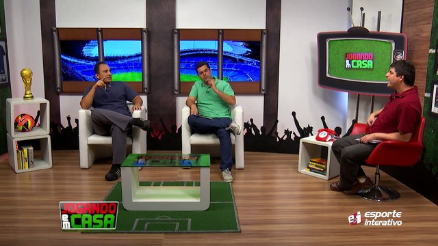 Zagueiro alemão de 18 anos entrega gol contra o Borussia Dortmund e é consolado pelos próprios torcedores