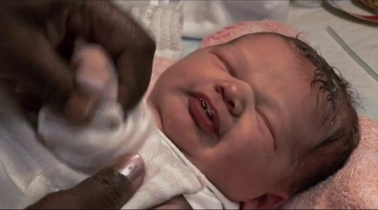 TEASER COMMENT HABILLER LE BEBE A LA NAISSANCE