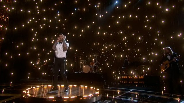 Adam-Levine-Maroon5-Lost-Stars-oscars2015