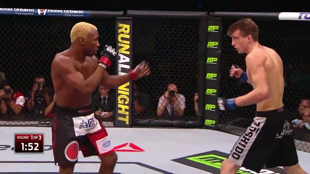 Enorme coup de poing Flying Superman pendant un match d'UFC : K.O direct!