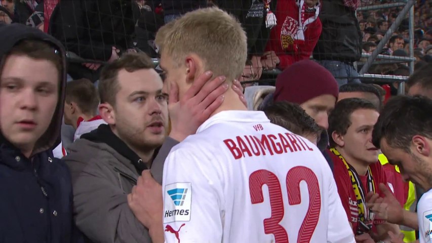 Des supporters de Stuttgart consolent un joueur...
