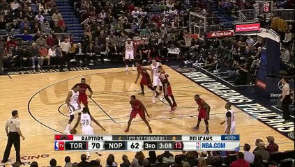 Le In Your Face d'Alexis Ajinça sur Jonas Valanciunas