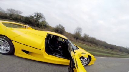 Un wakebaorder tiré par une Ferrari F50 : la classe!