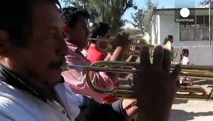 Hundreds join Mexican orange throwing festival