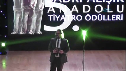 Kerem Alışık “Çolpan İlhan Ödülü"nü gözyaşlarıyla verdi