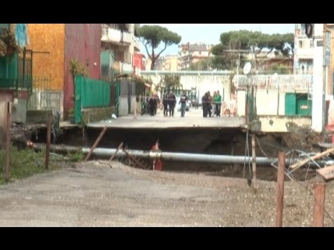 Napoli - Enorme voragine nel quartiere Pianura, evacuate 200 famiglie -2- (23.02.15)